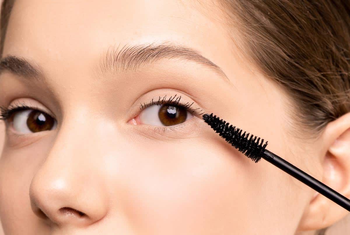 How To Apply Mascara Like A Pro- The Best Hacks, Tips & Tricks